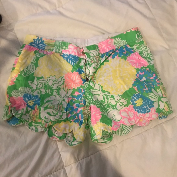 Lilly Pulitzer Pants - Lilly Pulitzer buttercup shorts size 4
